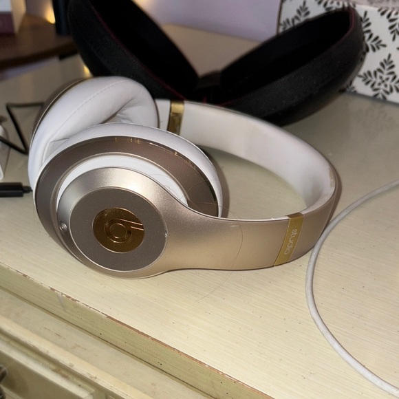 Beats by Dre Over-Ear Headphones Black and Red - Picture 5 of 5